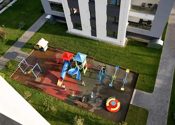 Mirandis Apartments - Modern Stays With Free Parking Near Coresi Mall
