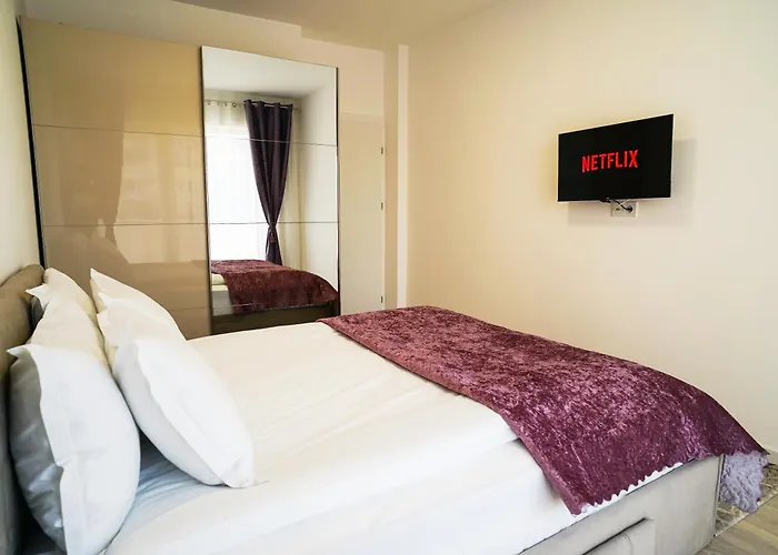 Mirandis Apartments - Modern Stays With Free Parking Near Coresi Mall